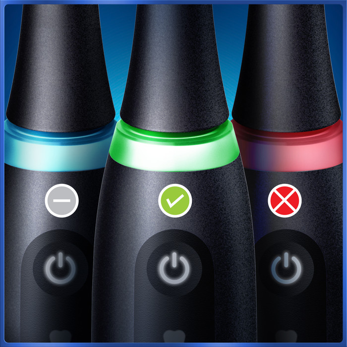 Oral-B iO 5N Schwarz und Weiß Doppelpack produkt in gebrauch