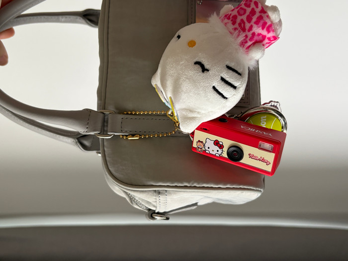 Yashica Funtastic Keychain Camera Hello Kitty produkt in gebrauch
