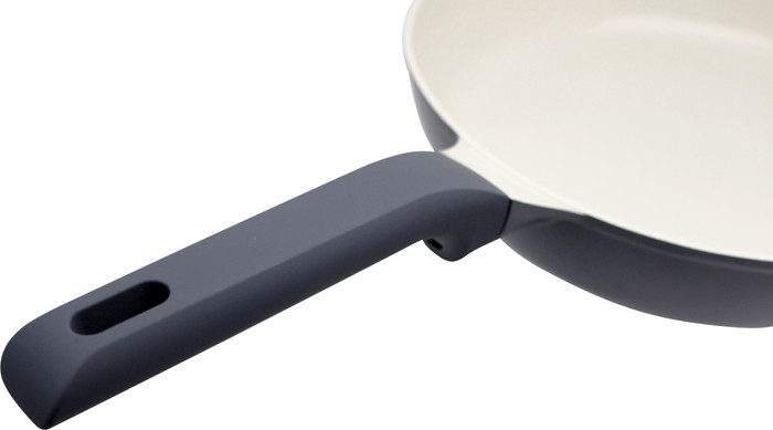 ELO Colorio Pastell CA casserole dish 28cm grey detail
