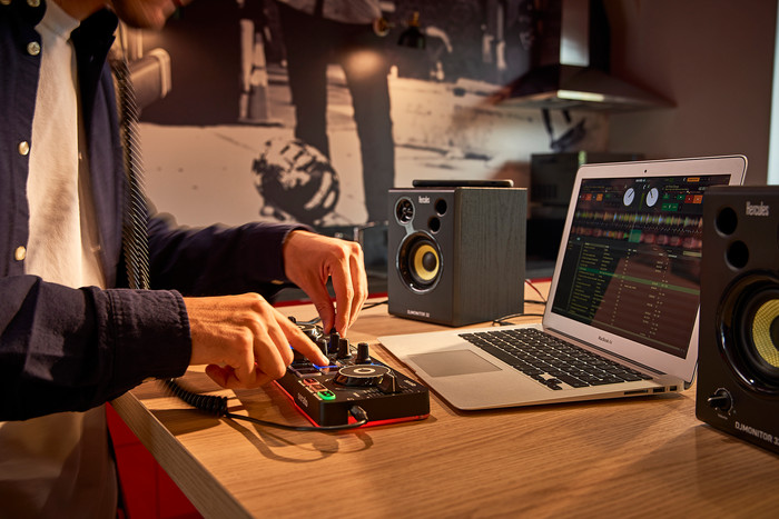 Hercules DJControl Starlight product in use