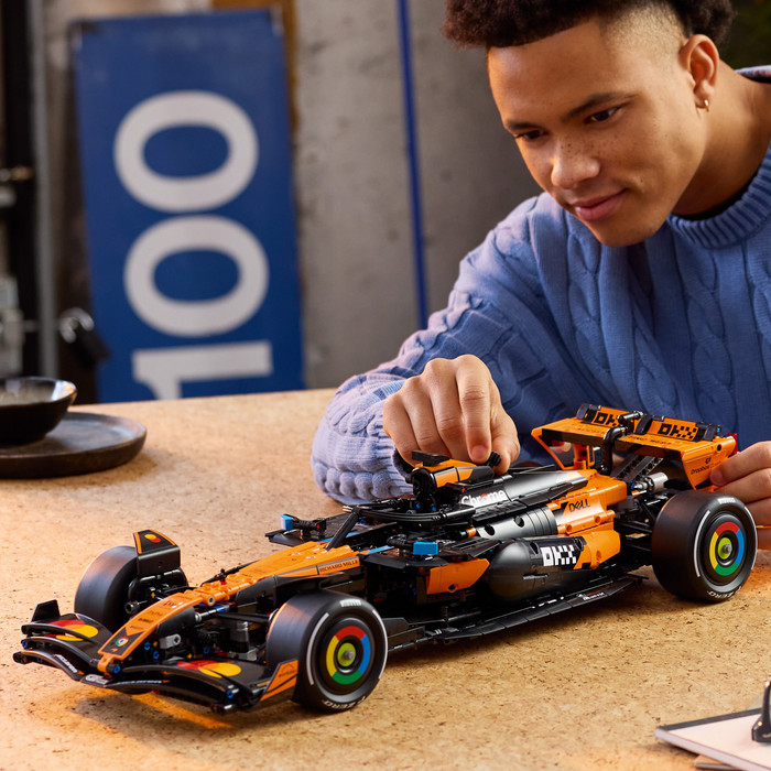 LEGO Technic McLaren MCL39 F1 Rennwagen 42228 produkt in gebrauch