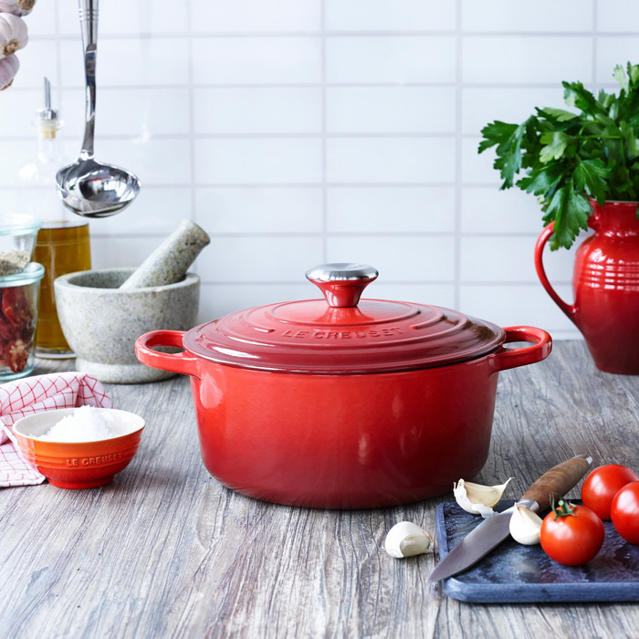 Le Creuset Signature Runder Bräter 24 cm Kirschrot produkt in gebrauch