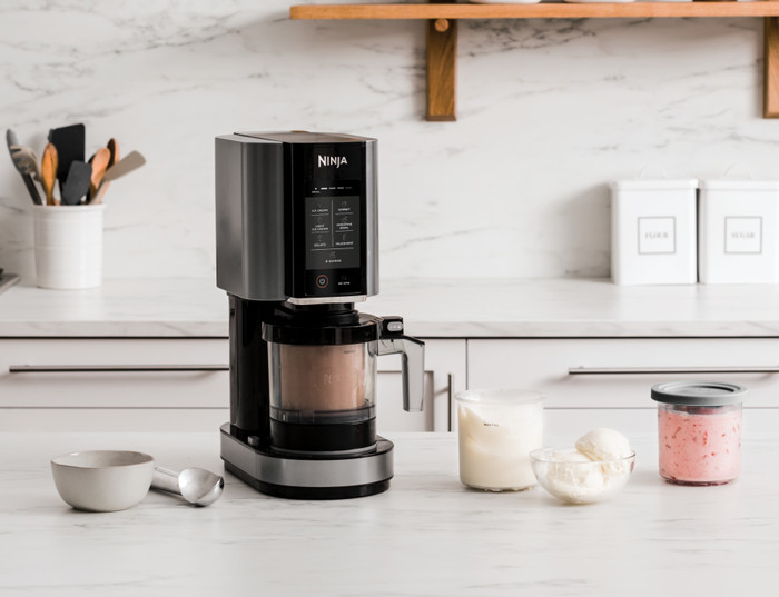 Ninja CREAMi 7-in-1 Eismaschine NC302EU produkt in gebrauch