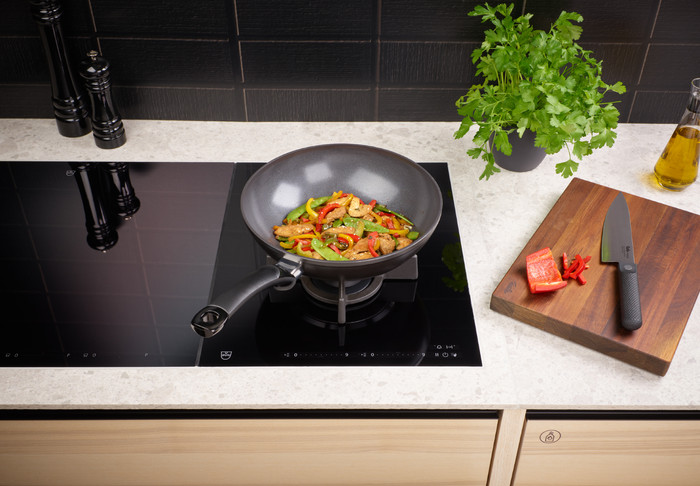 Fissler Ceratal Wok Orbit Schwarz 28 cm produkt in gebrauch