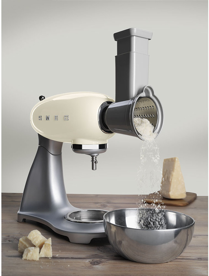 SMEG SMSG01 Gemüseschneider und Reibe produkt in gebrauch