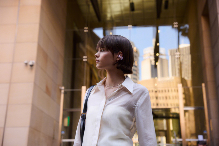 Sony Linkbuds Clip Lila produkt in gebrauch