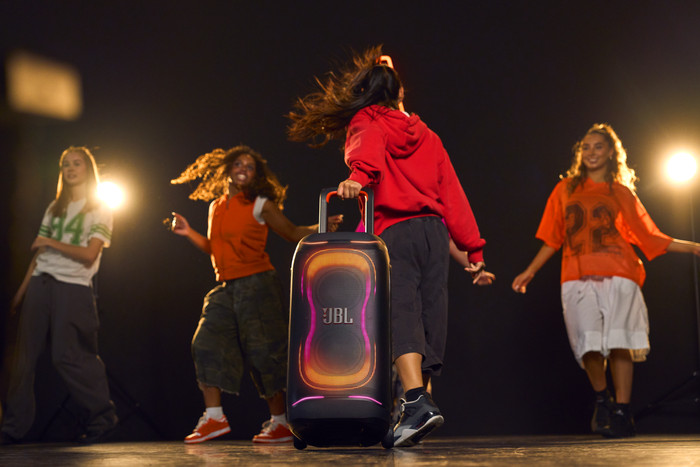 JBL Partybox 330 Weiß produkt in gebrauch