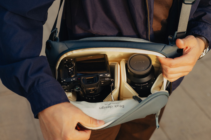 Peak Design Everyday Sling 6L Ocean product in use