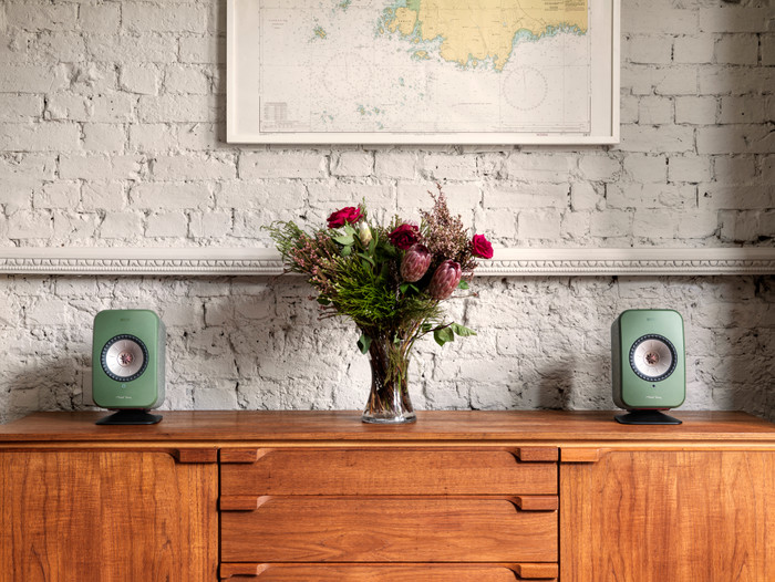 KEF P1 LSX Desk Pad Black per pair product in use