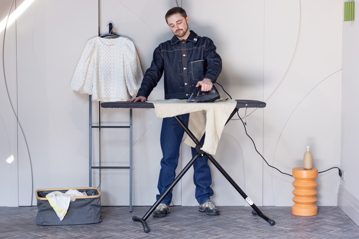 Brabantia Bügelbrett und Dampfbrett D - 2 in 1  135 x 45 cm - Denim Black produkt in gebrauch