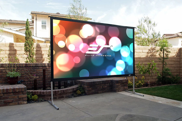 Elite Screens Yard Master 2 135 Zoll produkt in gebrauch