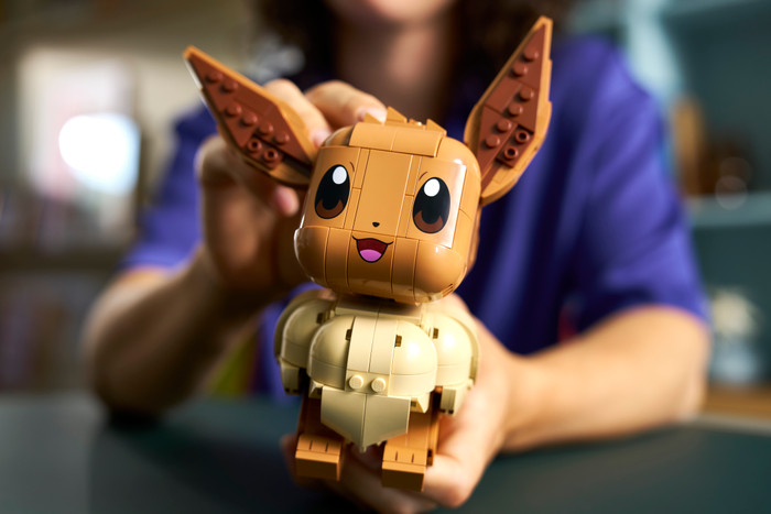 LEGO Pokémon Eevee 72151 product in use