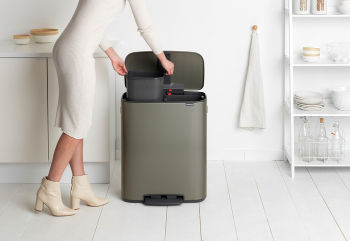 Brabantia Bo Pedal Bin 2 x 30 Liter Platinum produkt in gebrauch