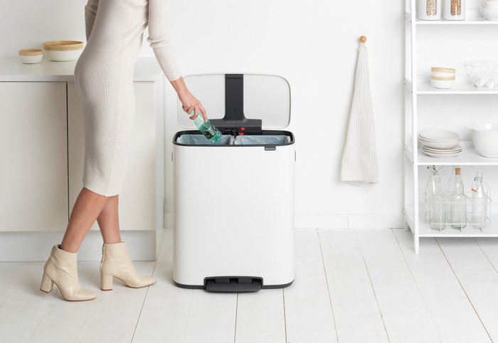 Brabantia Bo Pedal Bin 2 x 30 Liter Weiß + Müllbeutel (120 Stück) produkt in gebrauch