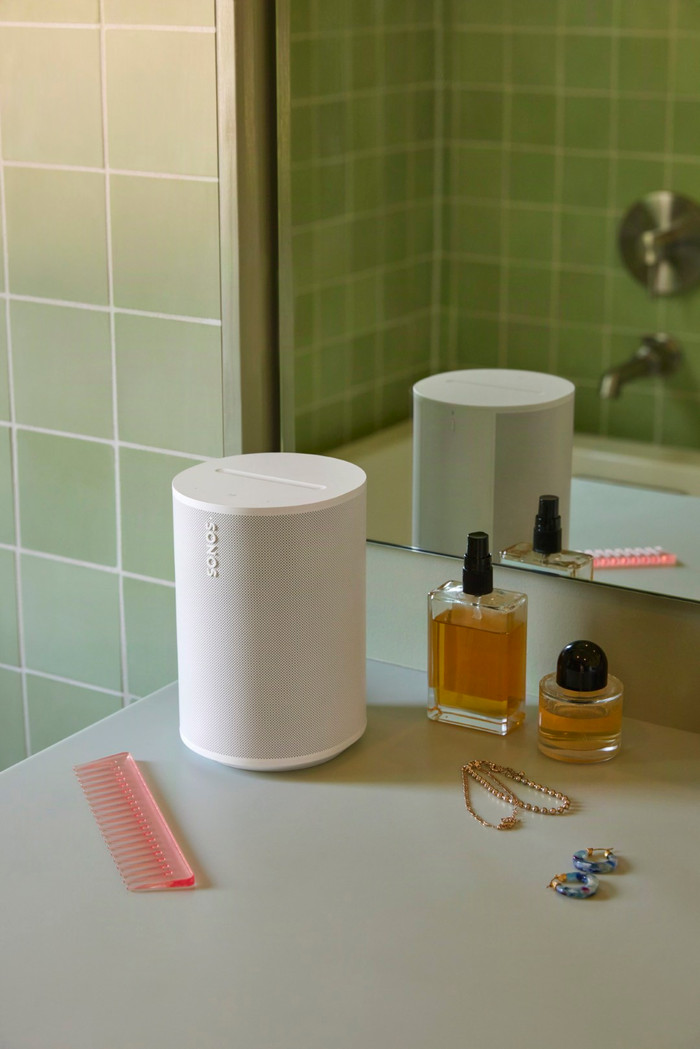 Sonos Era 100 SL Weiß produkt in gebrauch