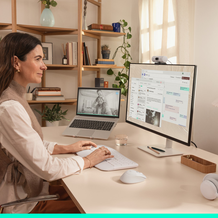 Logitech MK880 Signature Comfort Plus Kabellose Tastatur und Maus Combo Offwhite QWERTZ produkt in gebrauch