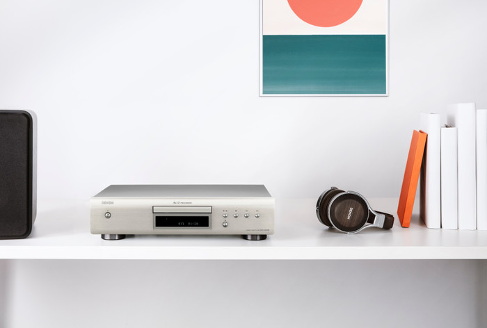 Denon DCD-600NE Silver product in use