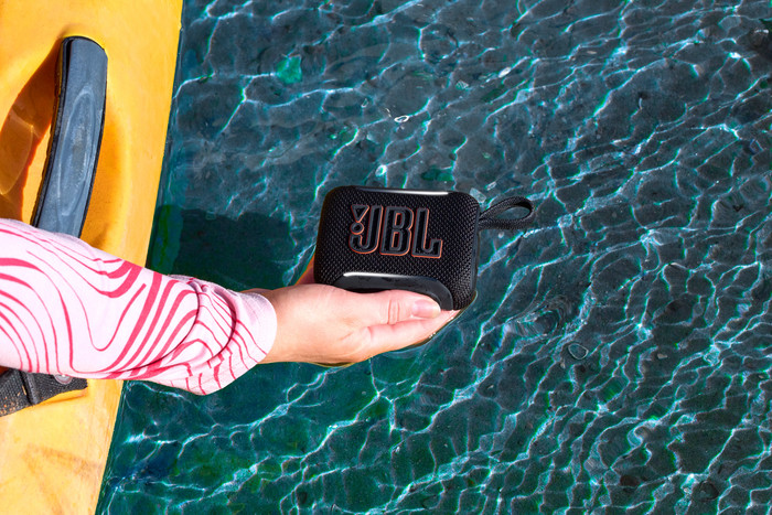 JBL Go 5 Schwarz produkt in gebrauch