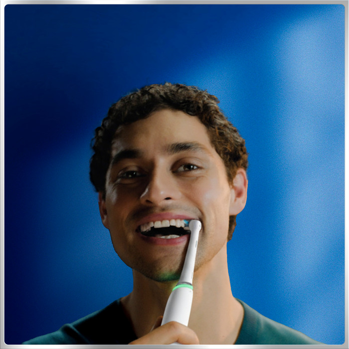Oral-B iO 6 Grau Luxus-Edition produkt in gebrauch