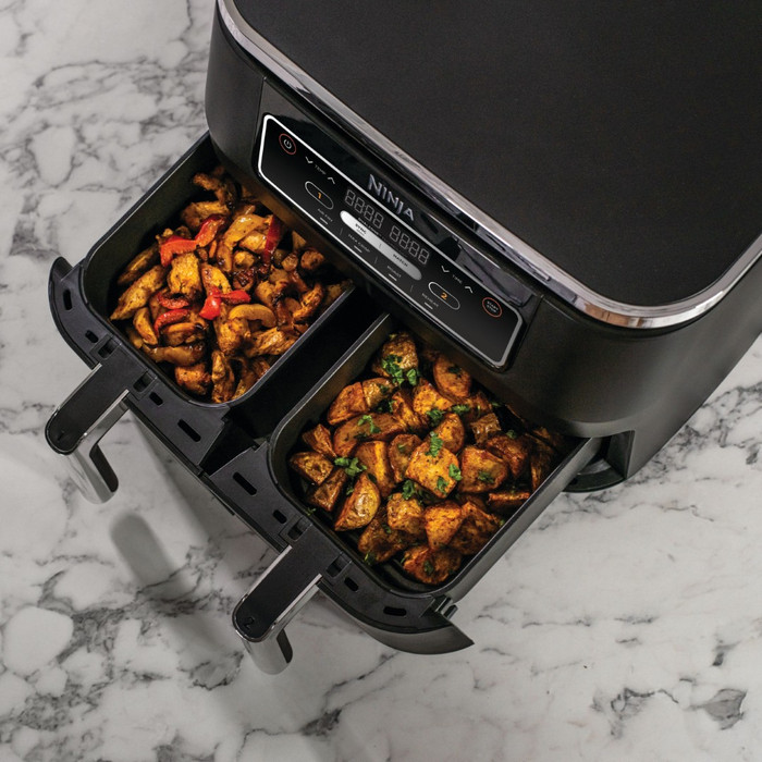Ninja Foodi Dual Zone Heißluftfritteuse AF200EU produkt in gebrauch