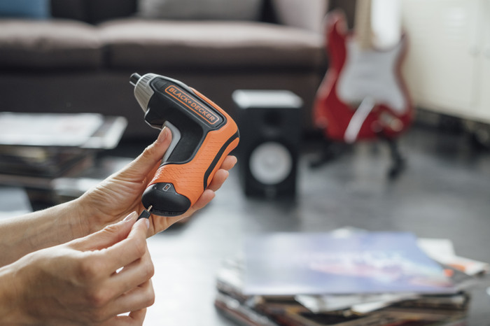 BLACK+DECKER BCF611CK-QW product in use