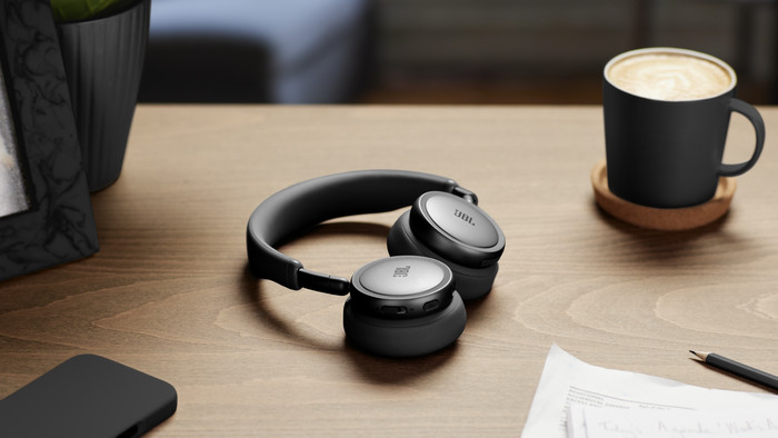 JBL Live 680NC Schwarz produkt in gebrauch