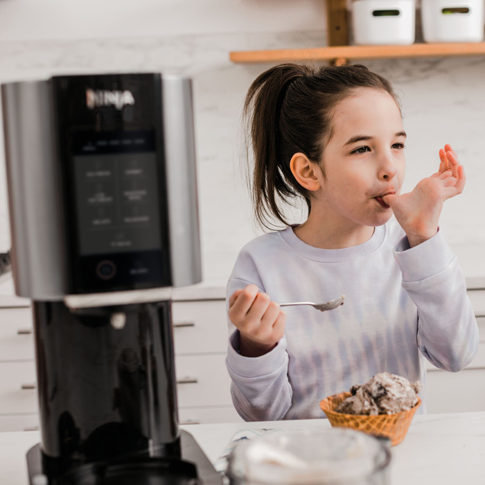 Ninja CREAMi 7-in-1 Eismaschine NC302EU produkt in gebrauch