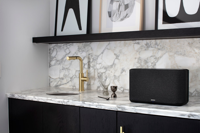 Denon Home 350 Schwarz produkt in gebrauch