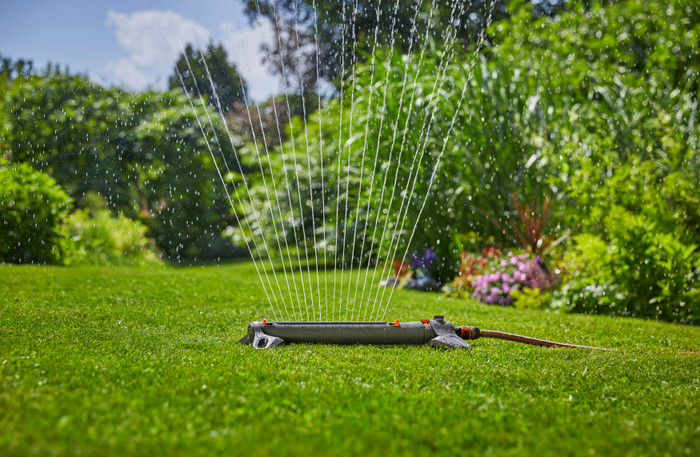 Gardena Comfort FLEX 1/2 30 m CleverRoll M Large Regnerset produkt in gebrauch