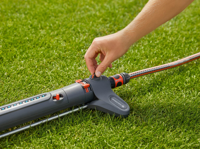 Gardena Comfort FLEX 1/2 30 m CleverRoll M Large Regnerset produkt in gebrauch