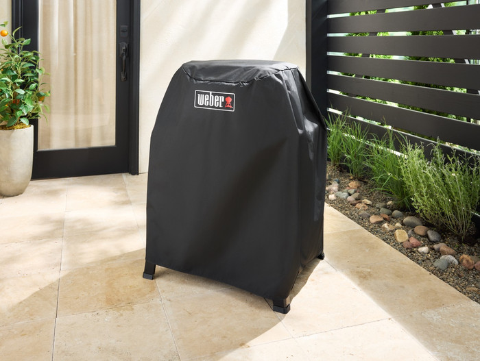 Weber Premium Abdeckung für Lumin mit Untergestell produkt in gebrauch