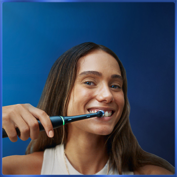 Oral-B iO 5N Schwarz und Weiß Doppelpack produkt in gebrauch