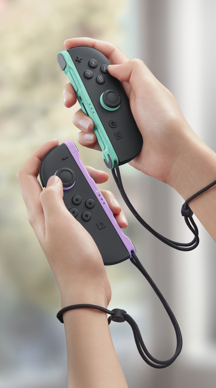 Nintendo Switch 2 Joy-Con Set Lila/Grün produkt in gebrauch