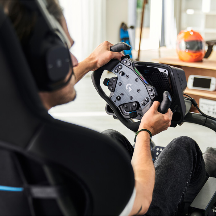 Logitech G RS50 System + Track Wheel - PlayStation und PC produkt in gebrauch