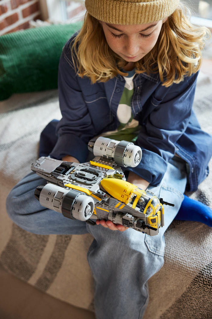 LEGO Star Wars Razor Crest 75447 produkt in gebrauch