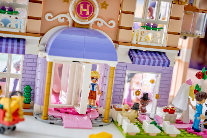 LEGO Friends Das Grandhotel von Heartlake City 42704 produkt in gebrauch