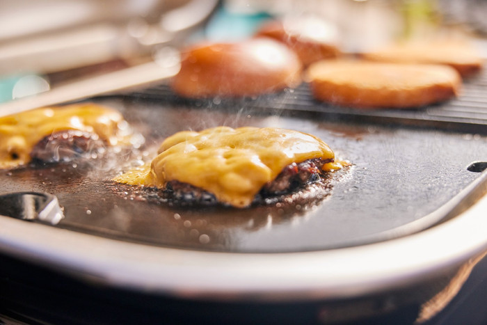 Weber Lumin Grillplatte Medium produkt in gebrauch