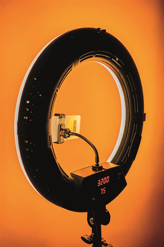Dörr SL-480 LED Studio Ring Light product in use