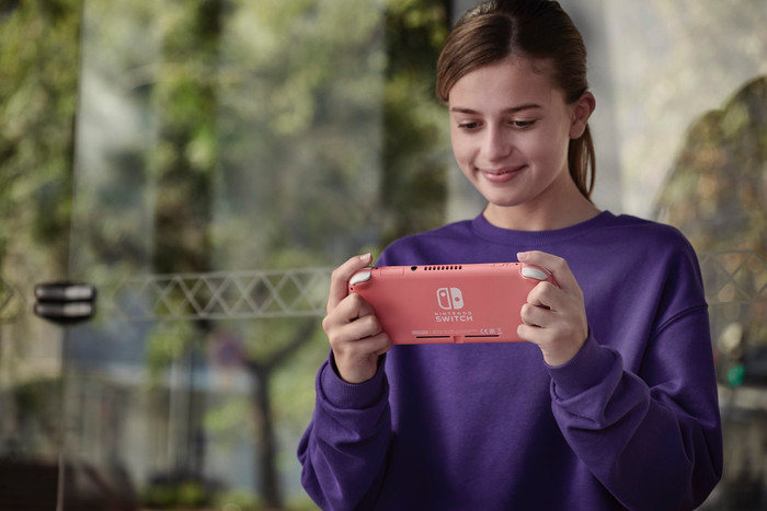 Nintendo Switch Lite Korallrot + Bigben Offizielle Nintendo Switch Lite Schutztasche produkt in gebrauch