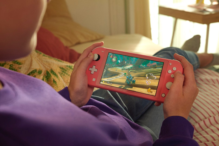 Nintendo Switch Lite Korallrot + Bigben Offizielle Nintendo Switch Lite Schutztasche produkt in gebrauch