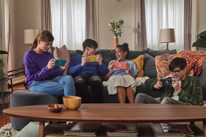 Nintendo Switch Lite Korallrot + Bigben Offizielle Nintendo Switch Lite Schutztasche produkt in gebrauch