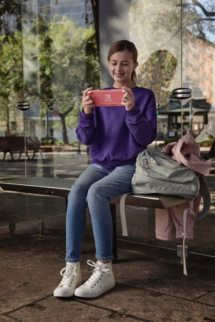 Nintendo Switch Lite Korallrot + Bigben Offizielle Nintendo Switch Lite Schutztasche produkt in gebrauch