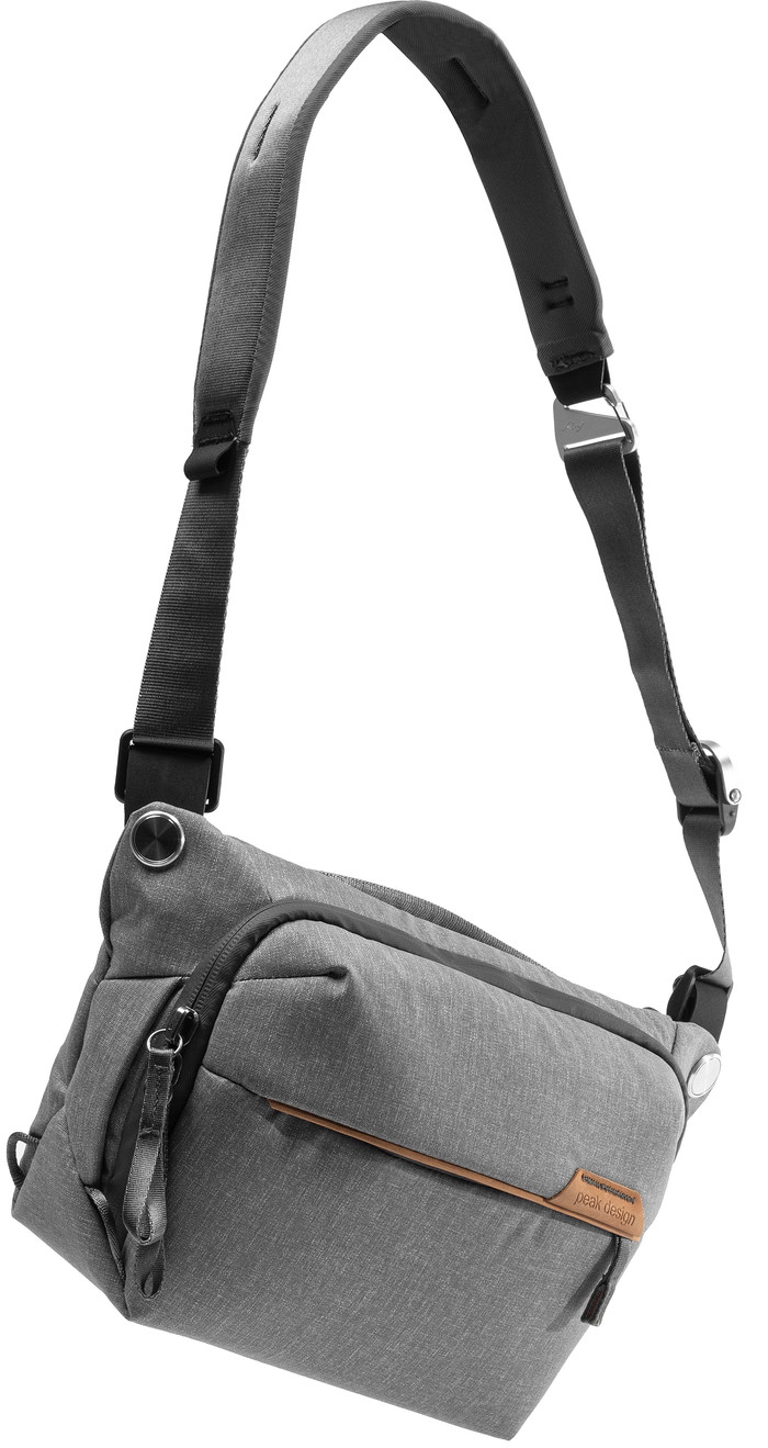 Peak Design Everyday Sling 3 l v2 Ash produkt in gebrauch