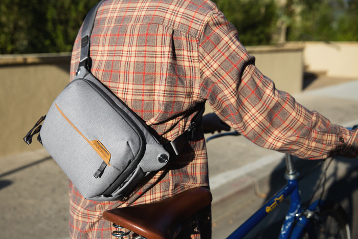 Peak Design Everyday Sling 3 l v2 Ash produkt in gebrauch