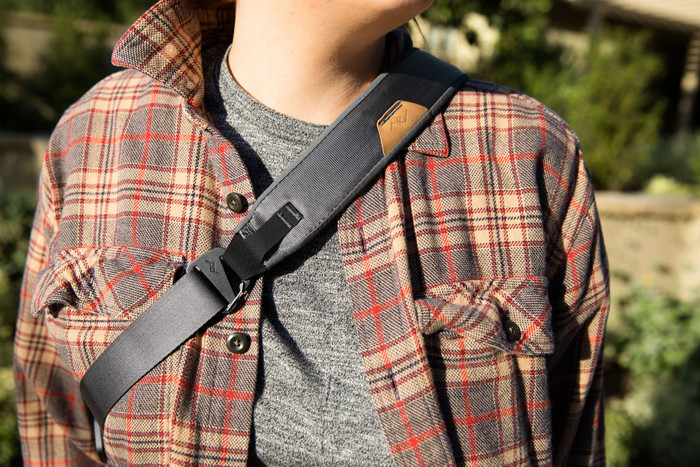 Peak Design Everyday Sling 3 l v2 Ash produkt in gebrauch