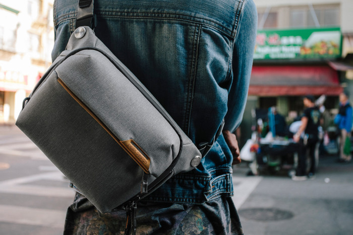 Peak Design Everyday Sling 3 l v2 Ash produkt in gebrauch