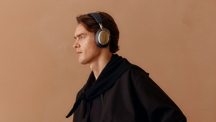 Bowers & Wilkins Px8 S2 Midnight Blue produkt in gebrauch