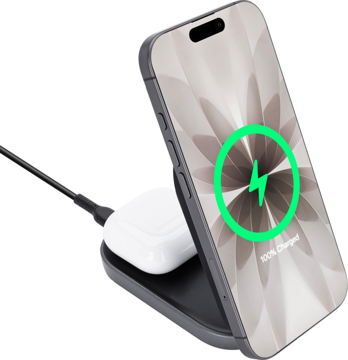BlueBuildt 2-in-1 Wireless Charger with MagSafe and Qi2 25W Black product in use