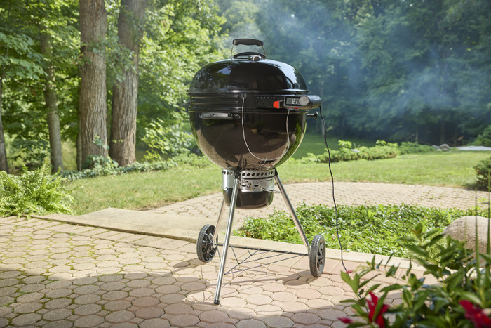Weber Master-Touch GBS E-5750 57cm Black + Weber Premium Cover 57cm product in use