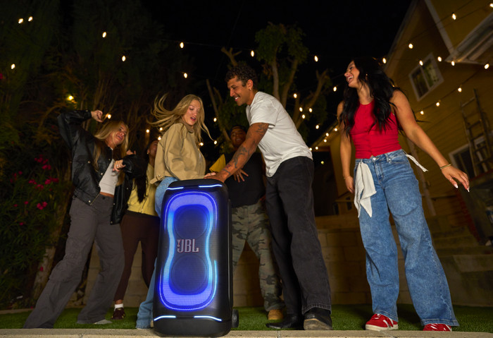 JBL Partybox 330 Weiß produkt in gebrauch